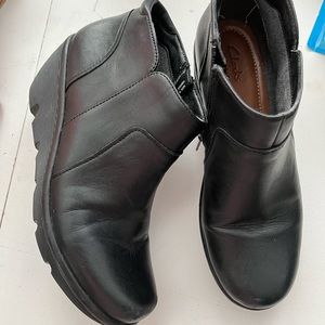 NWOT Clark’s Clarene leather booties
